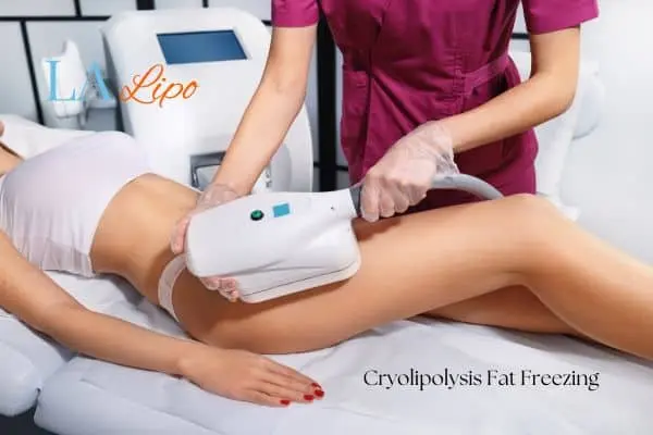 Woman receiving coolsculpting Harlow treatment on her thighs
